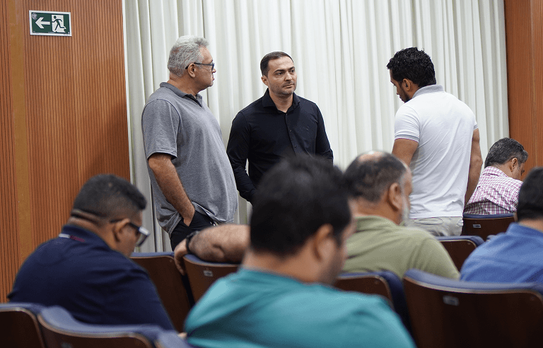 Participantes da reunião da APRIAM conversando durante o intervalo no auditório do Senac Amazonas