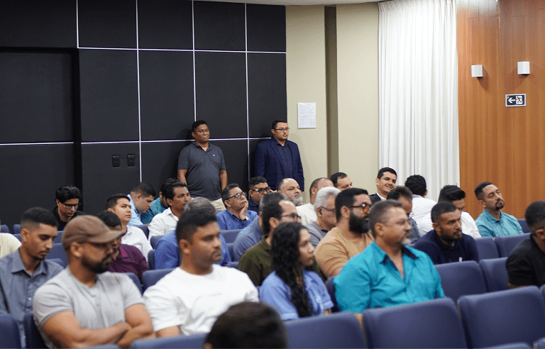 Público acompanhando a reunião extraordinária da APRIAM no auditório do Senac Amazonas